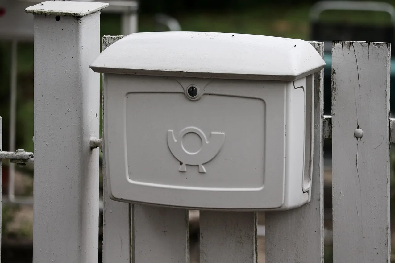 mailbox, letter box, metal, post horn, garden fence, letter delivery, gray, to ship, news, mailing, mail box, communication, post office, delivery, to deliver, newsletter, mail, information, correspondence, service, communicate, mailbox, letter box, mail box, mail box, post office, newsletter, newsletter, newsletter, newsletter, newsletter. Newsletter platform reviewed: what holds up and what does not